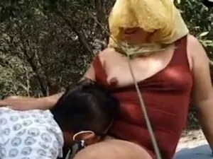 Cặp vợ ông chồng dâm quay clip sex trong rừng