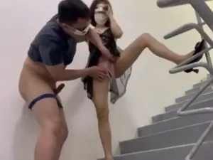 Hai vợ gã chồng nện trên cầu thang cực phê