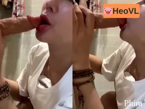 Vào nhà tắm thủ dâm bú thằng nhỏ giả