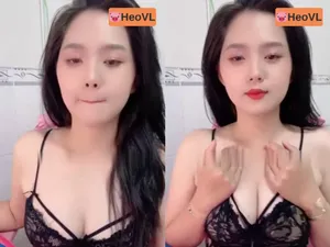 Em ghệ răng khểnh khoe chim tròn trắng