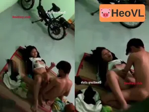 Quay lén hai học sinh nữ lén lút trong trọ