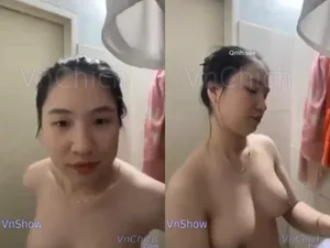 Gái vú đẹp, vừa call với em gái vừa tắm