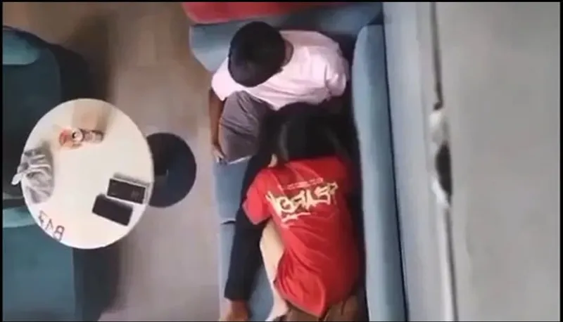 Quay lén gấu bú liếm cho cô bạn gái nơi công cộng