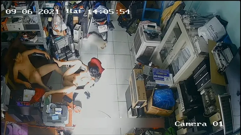 Vợ yêu gã chồng vụng trộm trong của hàng máy tính